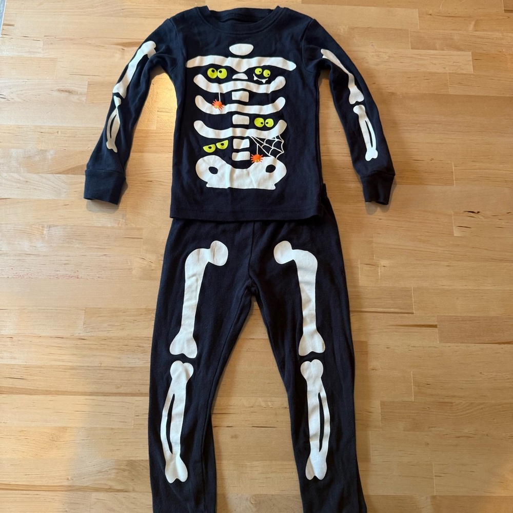 🔆 Bundle items 6 for $30 Carter's Black and White Skeleton 2 Piece Pajamas